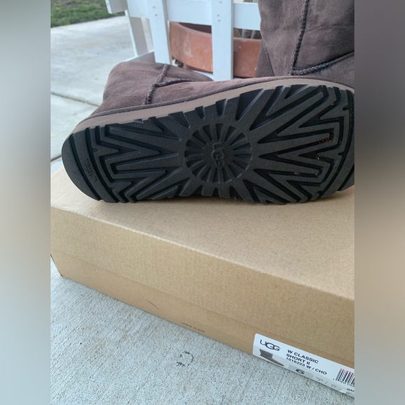 UGG
ITEM:CLASSIC SHORT II
COLOR: Brown
SIZE: 6 - Picture 7 of 8